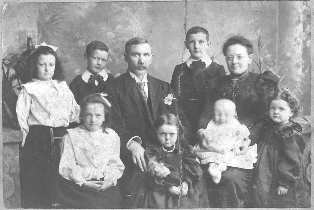 The Sullivans and their children in a family portrait, 1900.